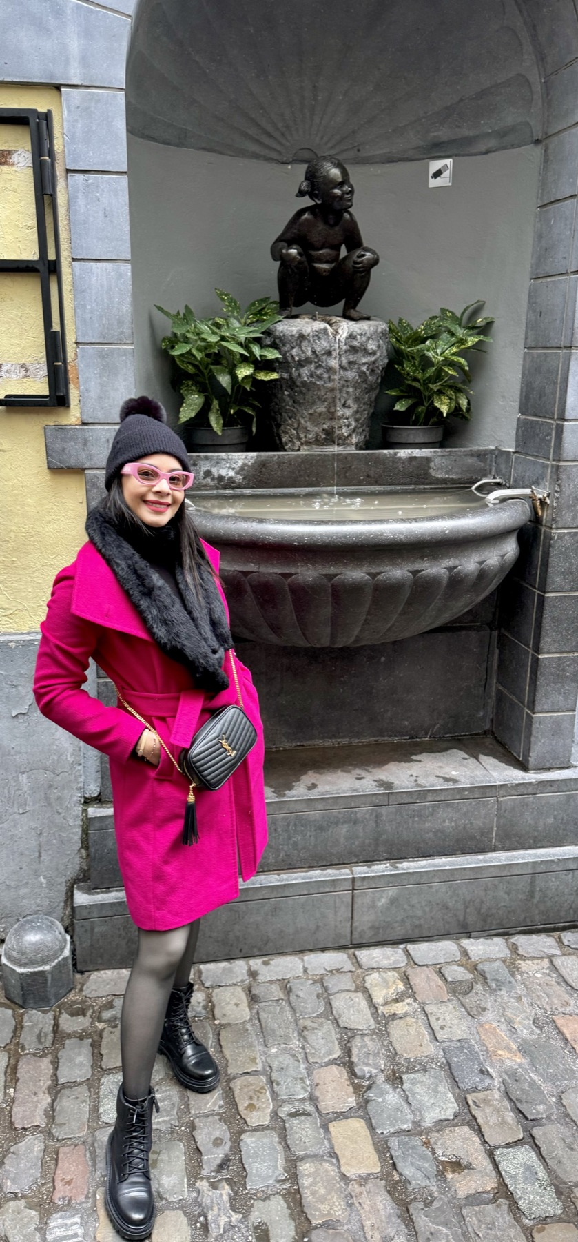 Eliza beside a playful interpretation of Manneken Pis