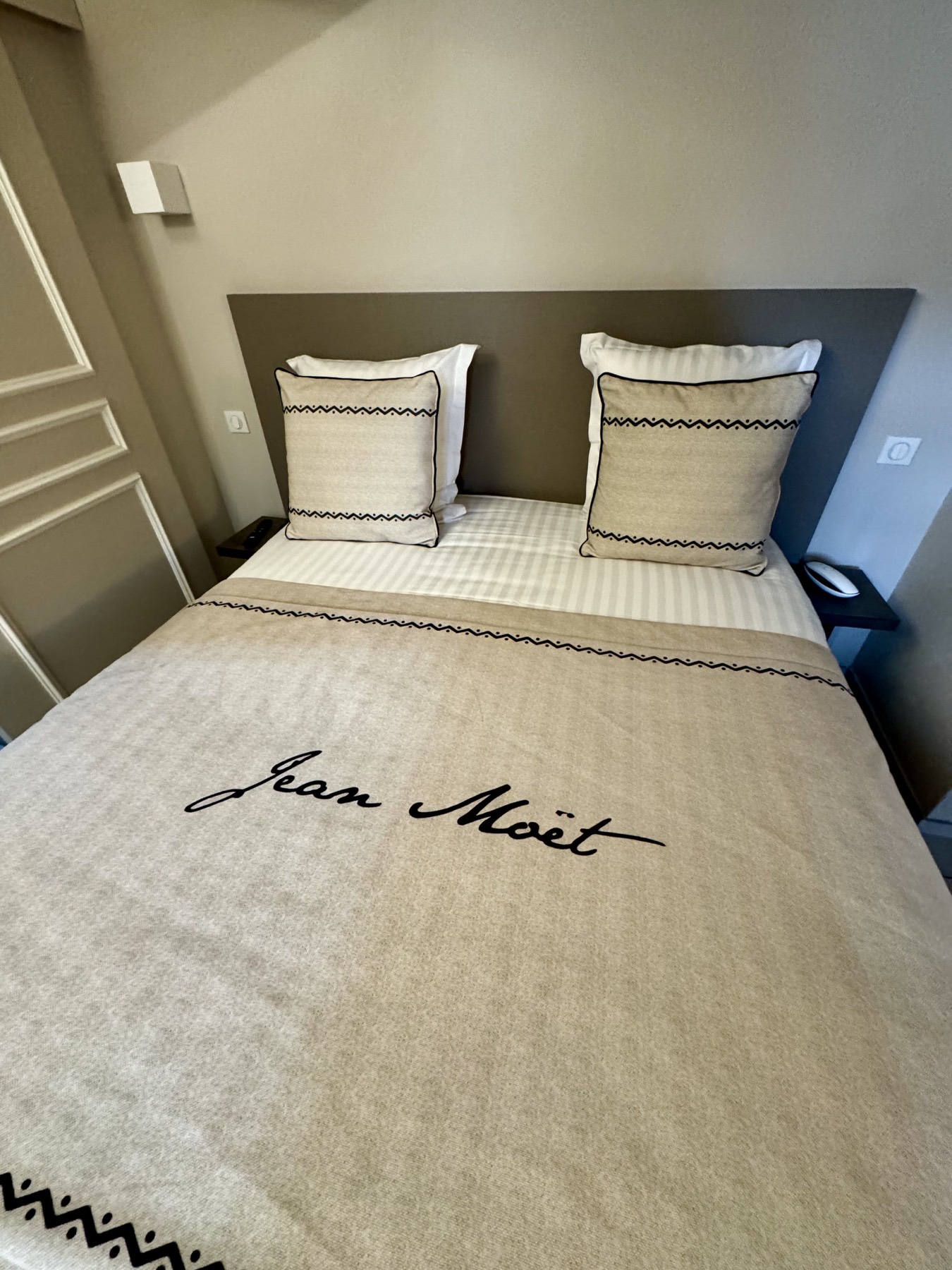 A guest room at Hôtel Jean Moët