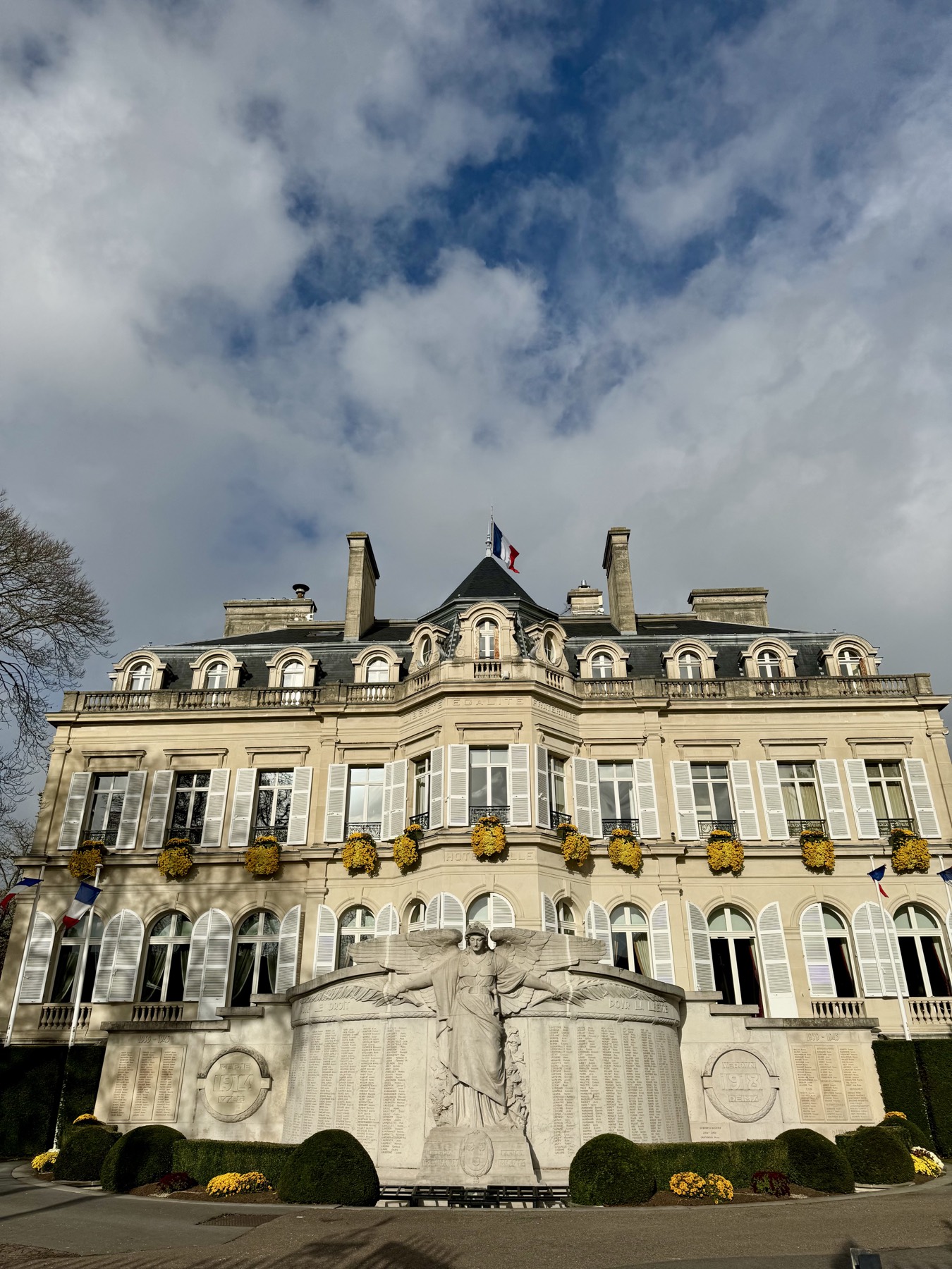 Épernay town hall and its memorial