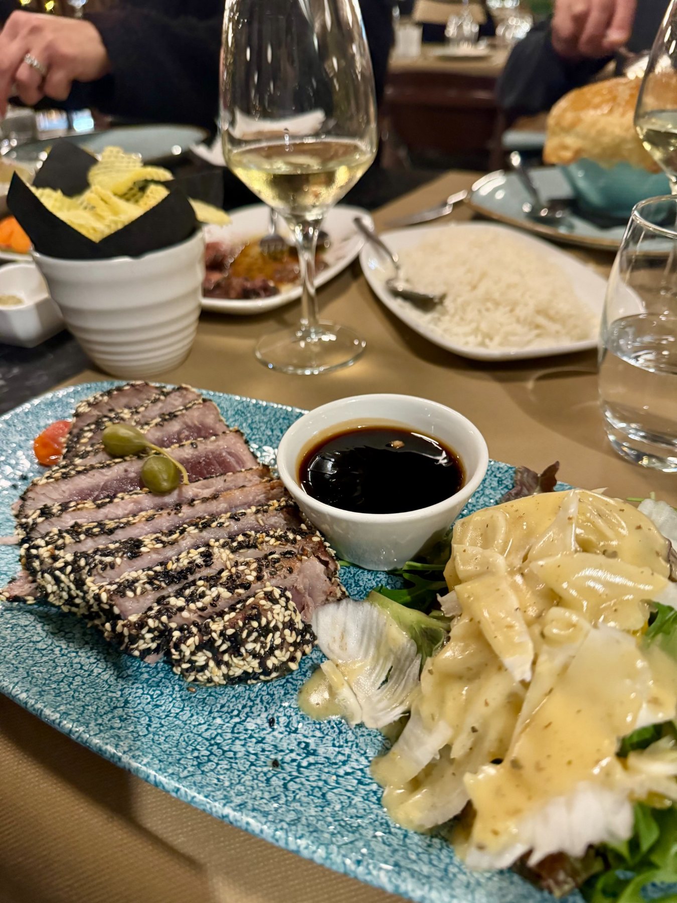 Sesame-crusted tuna and salad
